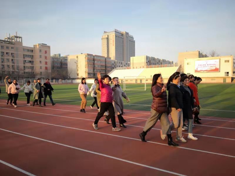 巾幗心向黨 建功新時代 ——新鄉(xiāng)十中慶祝“國際勞動婦女節(jié)”校園健步走活動